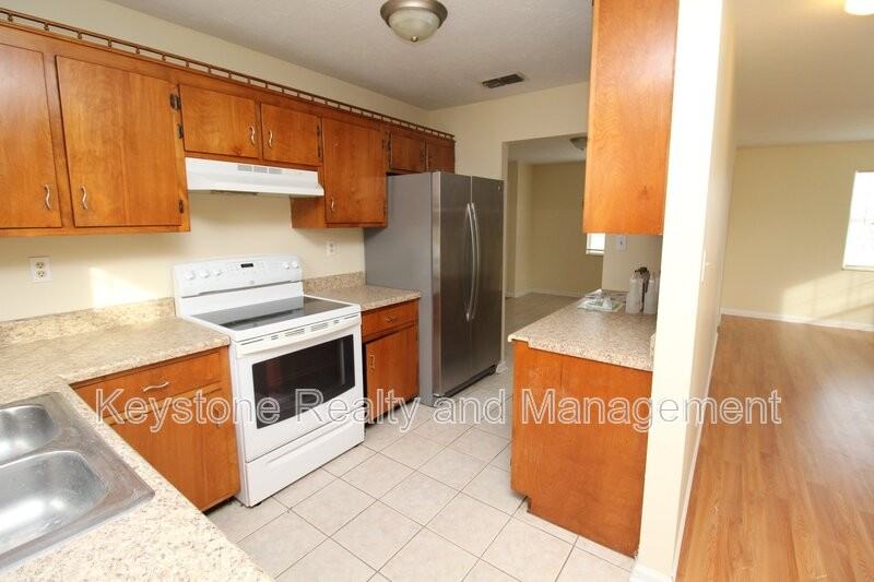 1175 Schatten St - Photo 5 of 13