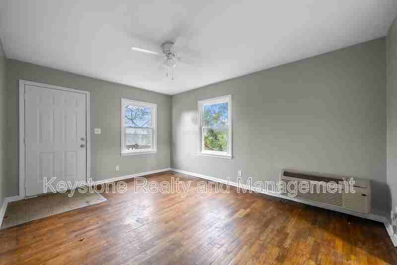 1525 Ferrell St - Photo 3 of 14