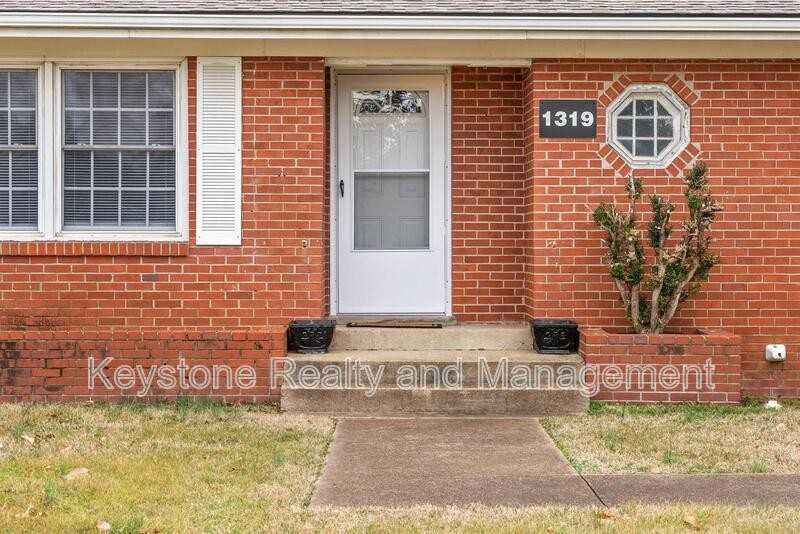 1319 Fort Campbell Blvd - Photo 2 of 15
