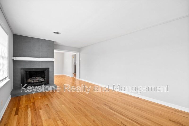 1319 Fort Campbell Blvd - Photo 3 of 15