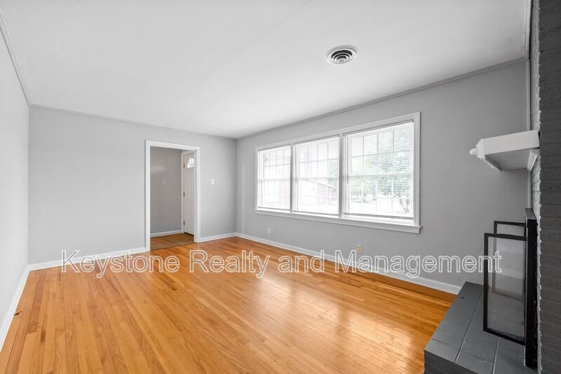 1319 Fort Campbell Blvd - Photo 4 of 15