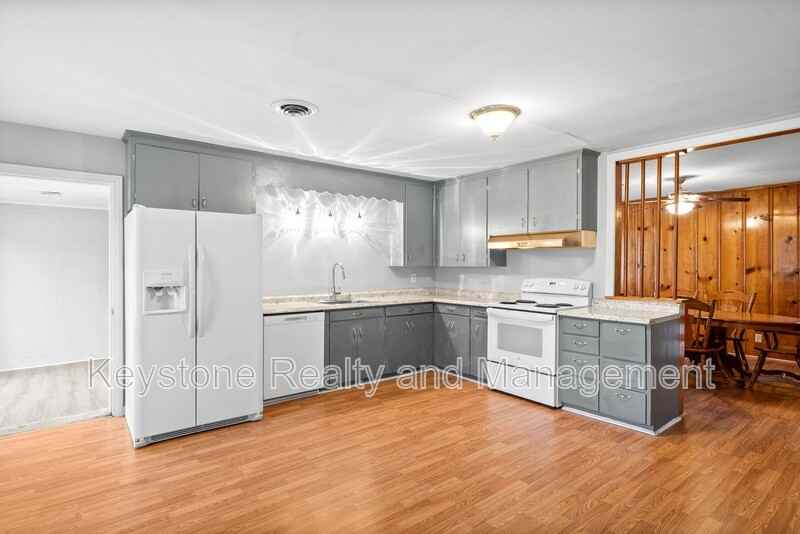 1319 Fort Campbell Blvd - Photo 6 of 15