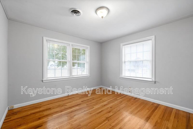 1319 Fort Campbell Blvd - Photo 7 of 15