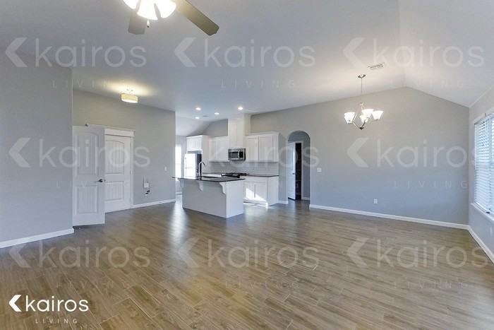 713 S Patterson Dr - Photo 2 of 18