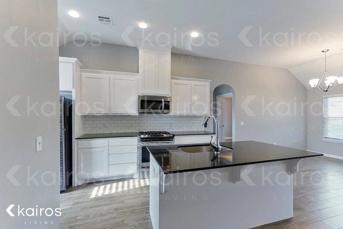 713 S Patterson Dr - Photo 4 of 18