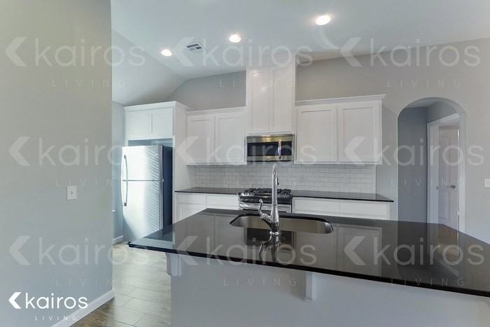 713 S Patterson Dr - Photo 5 of 18