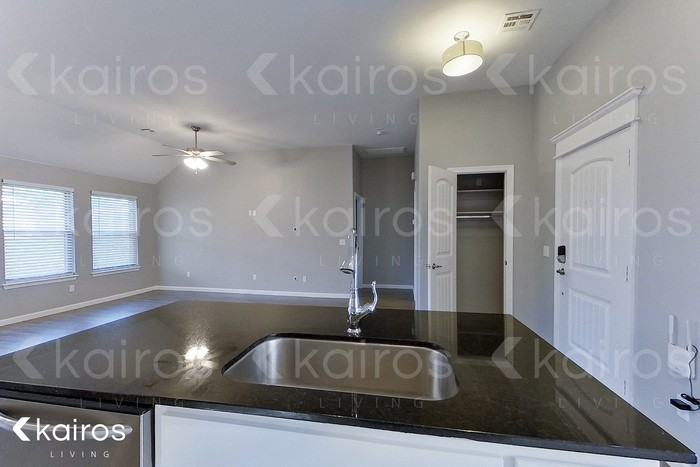 713 S Patterson Dr - Photo 6 of 18