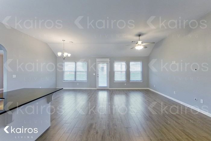 713 S Patterson Dr - Photo 7 of 18