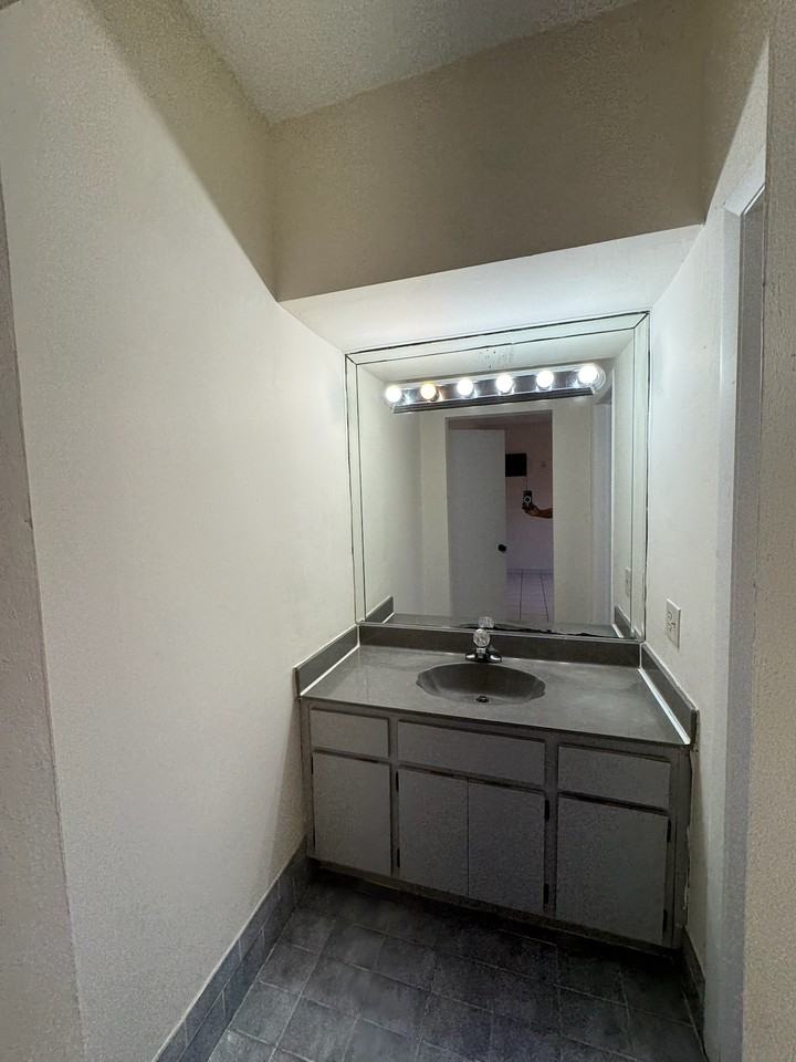 1381 Sw 23rd St #NA - Photo 5 of 15