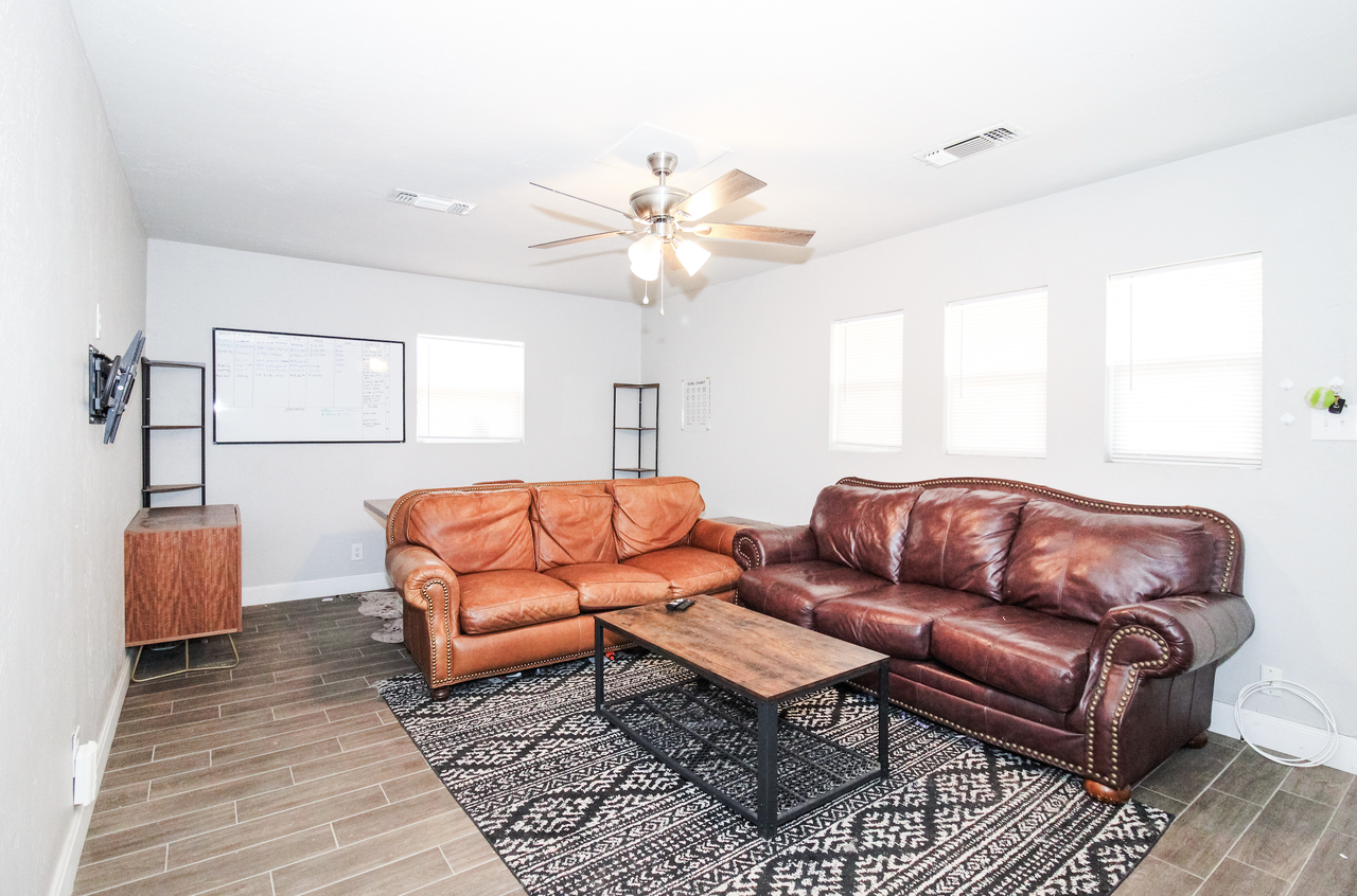 5807 Lawrence Blvd - Photo 2 of 11