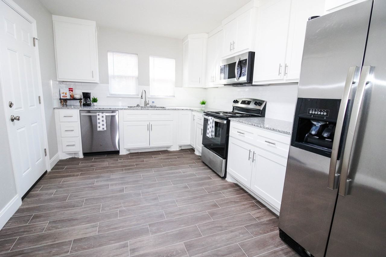 5807 Lawrence Blvd - Photo 3 of 11