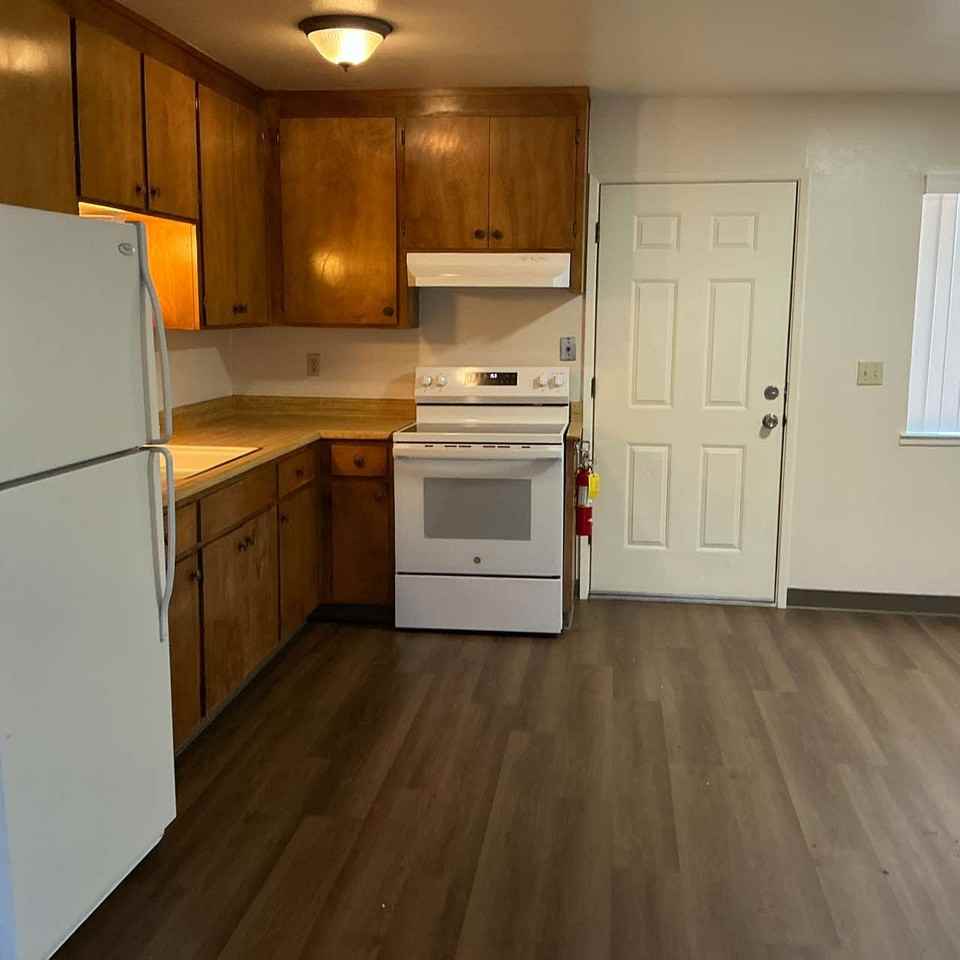 250 S Wood Ave #9 - Photo 4 of 8