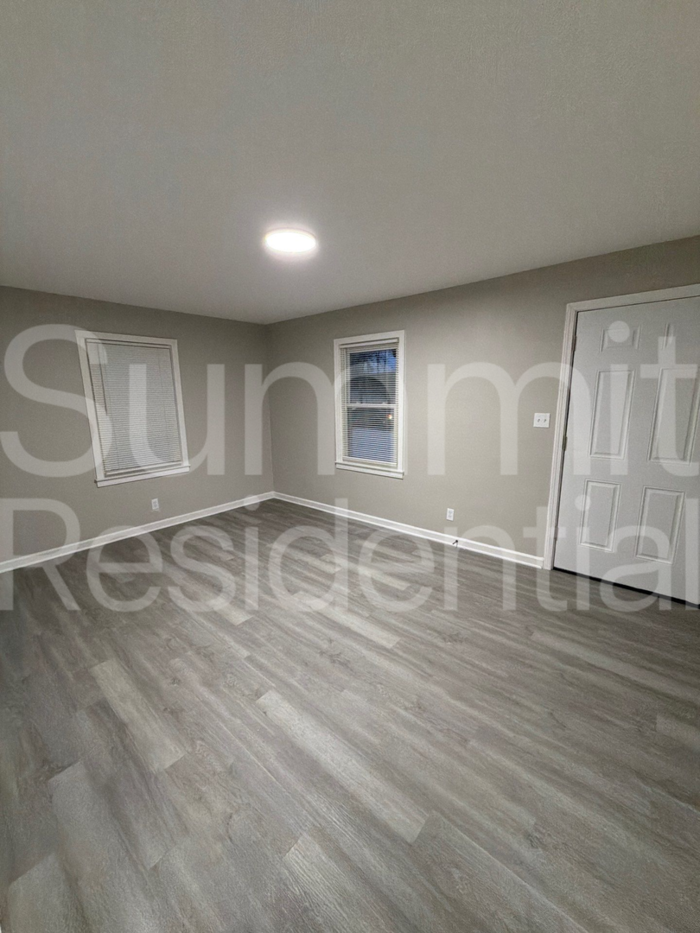 3031 Linwood Ave - Photo 3 of 13