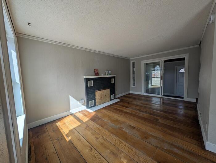 140 Park St E - Photo 2 of 26