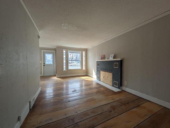 140 Park St E - Photo 3 of 26