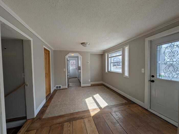 140 Park St E - Photo 4 of 26