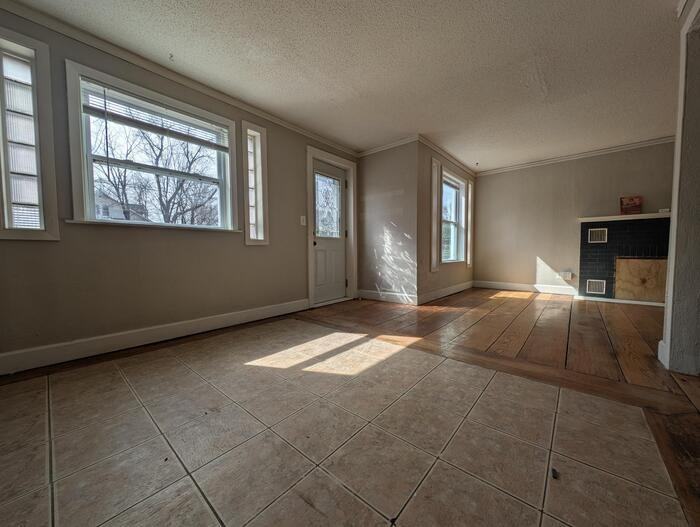 140 Park St E - Photo 5 of 26