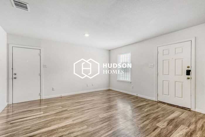 209 W Avenue A - Photo 3 of 14