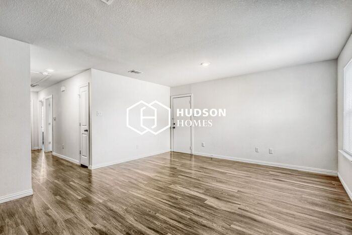 209 W Avenue A - Photo 4 of 14