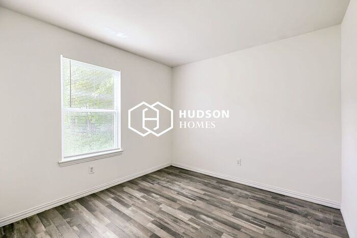 2400 S Barrett Ave - Photo 6 of 14