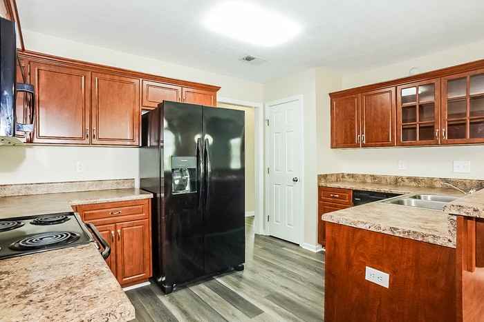 3205 Hampton Cir - Photo 5 of 11