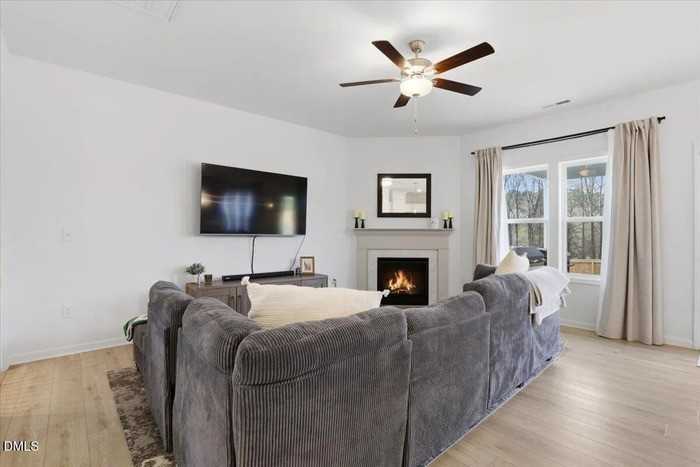 4005 Kingcraig Ln - Photo 2 of 34