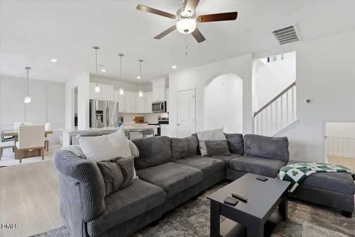 4005 Kingcraig Ln - Photo 4 of 34