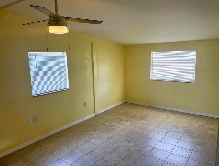 1916 Flamingo Dr - Photo 4 of 7