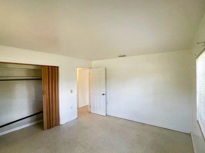 1916 Flamingo Dr - Photo 5 of 7