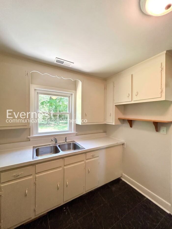 2909 Westgate Dr - Photo 3 of 24