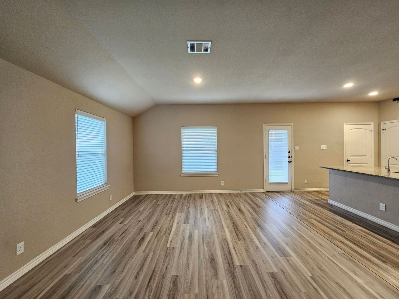 6811 Keechi Valley Dr - Photo 4 of 31