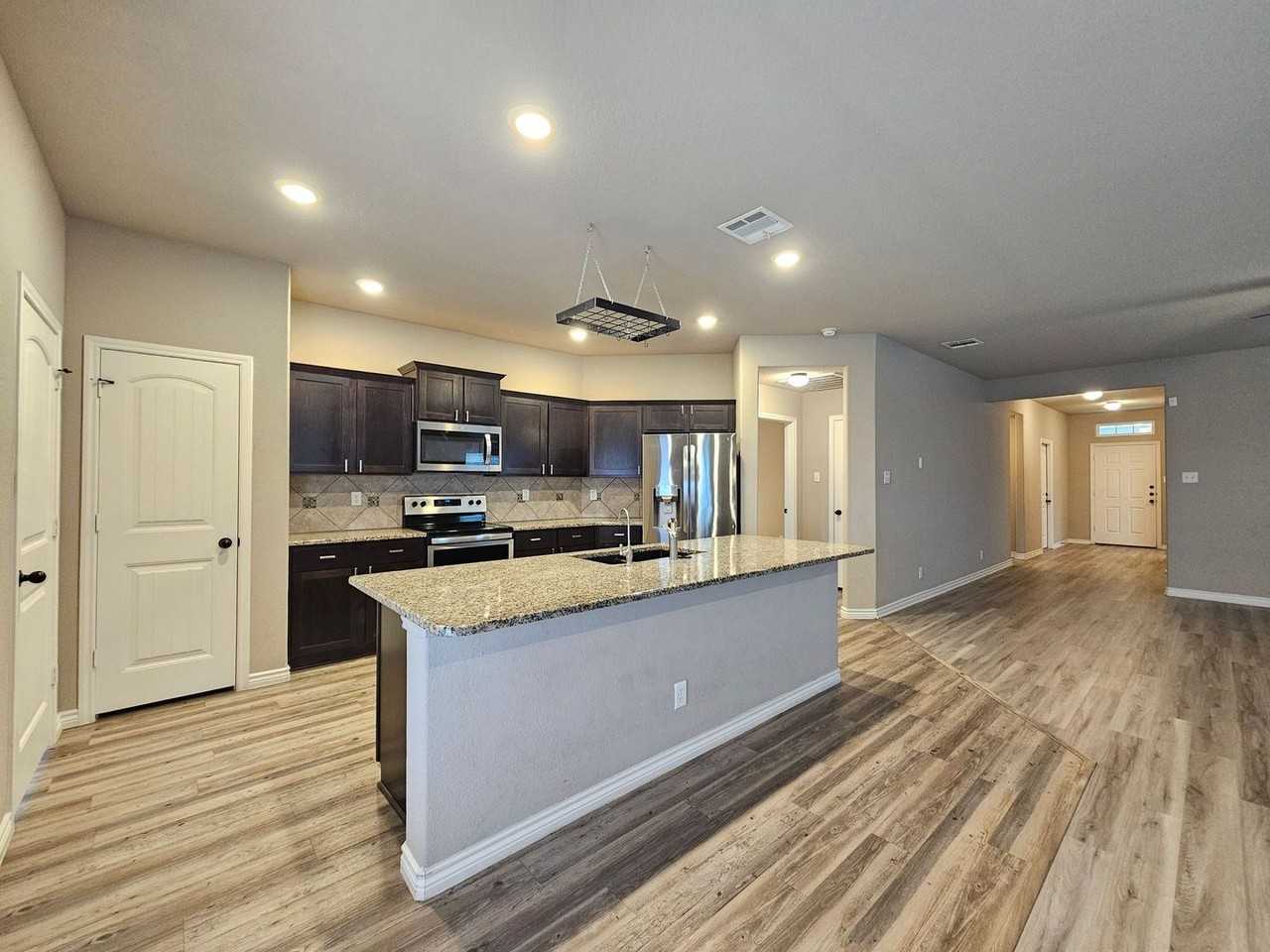 6811 Keechi Valley Dr - Photo 6 of 31