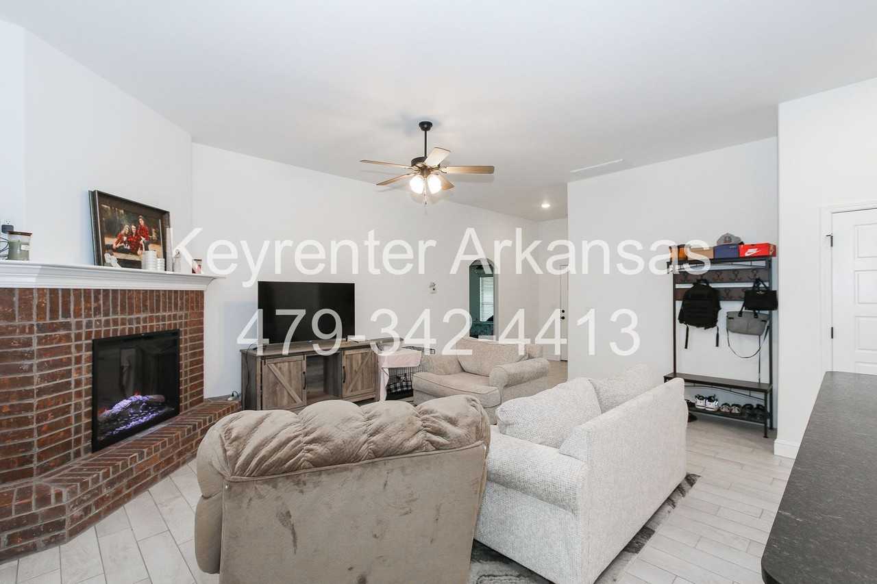 1605 Emma St - Photo 2 of 23