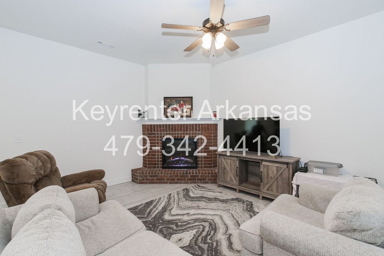 1605 Emma St - Photo 3 of 23