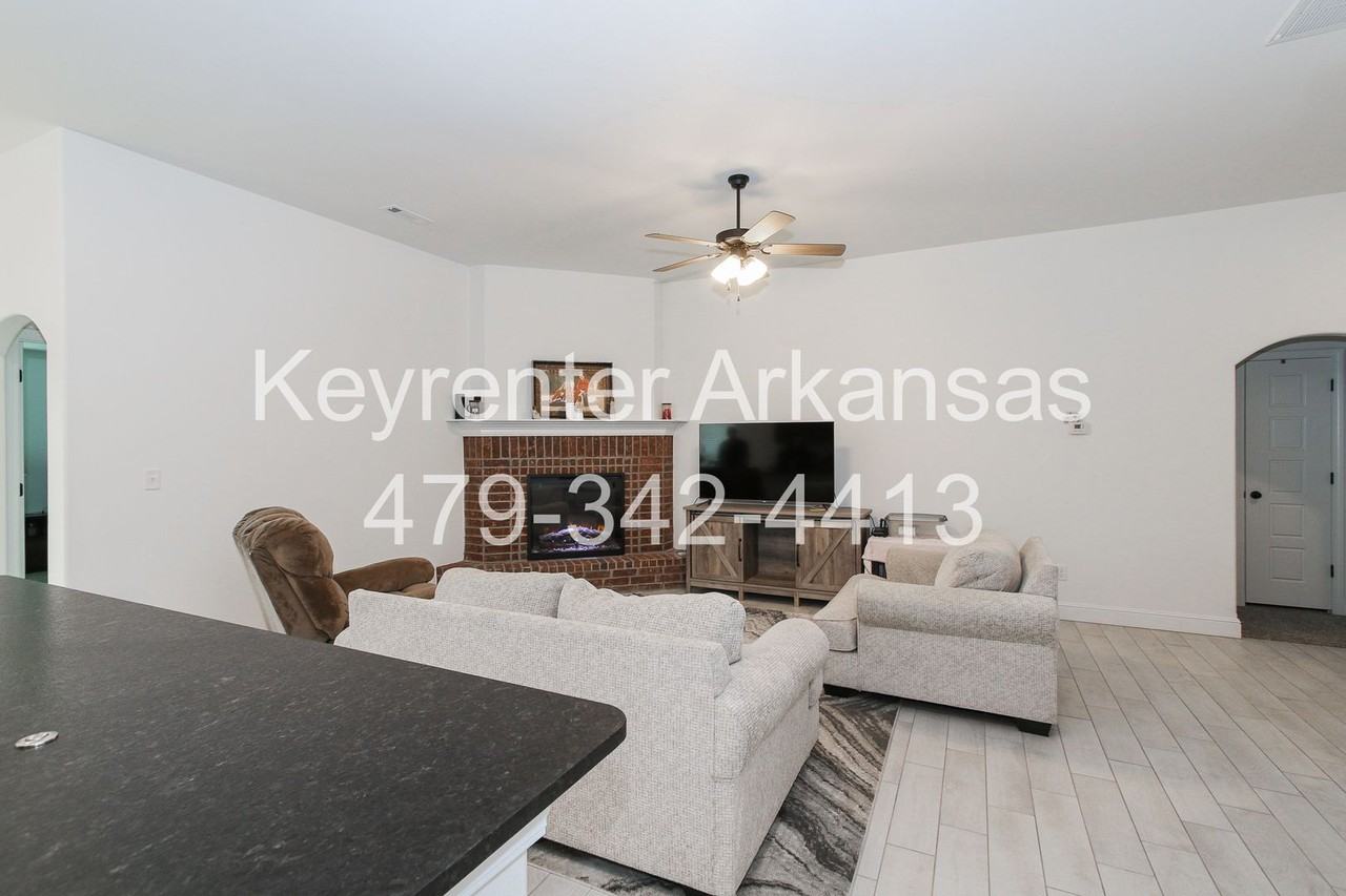 1605 Emma St - Photo 4 of 23