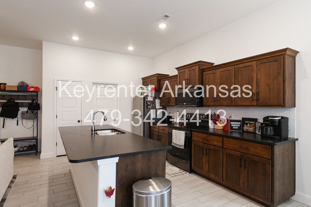 1605 Emma St - Photo 5 of 23