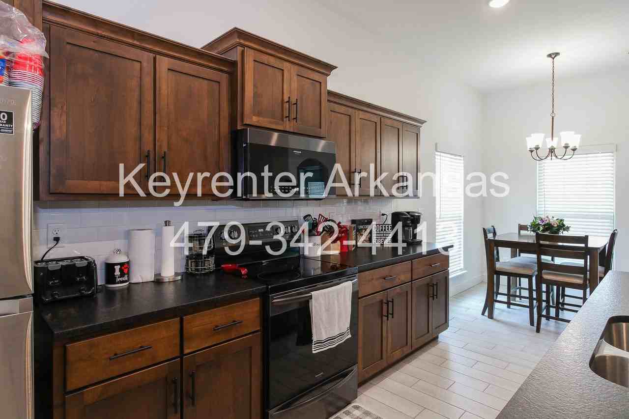 1605 Emma St - Photo 6 of 23