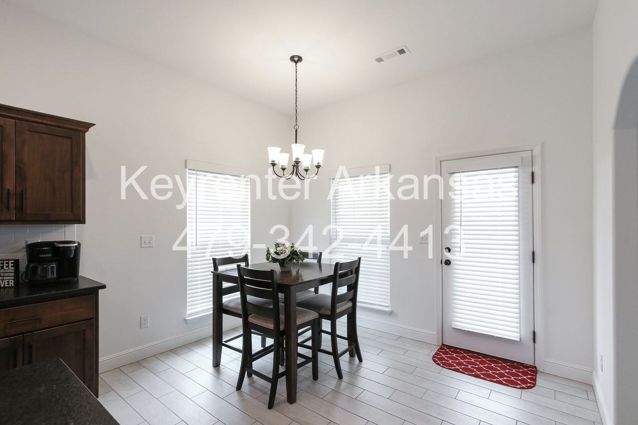 1605 Emma St - Photo 7 of 23