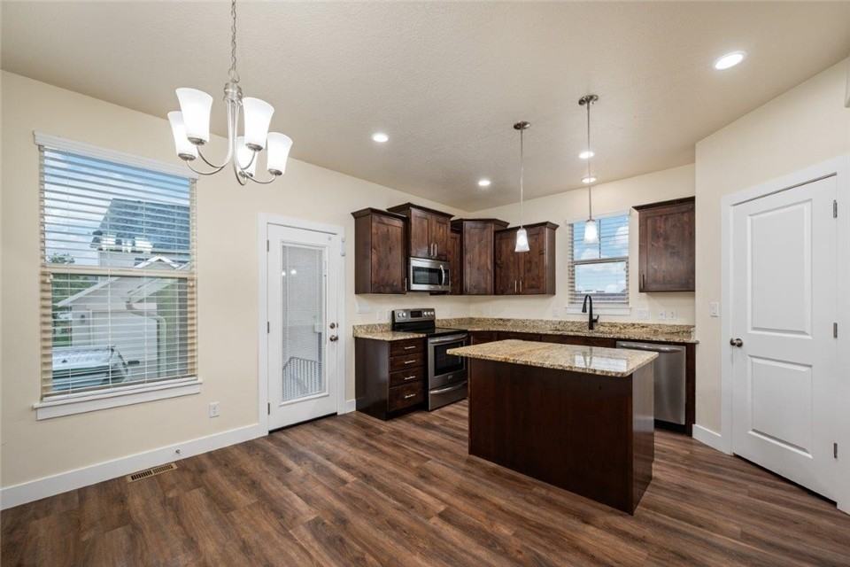 2085 W Crescent Row - Photo 3 of 15