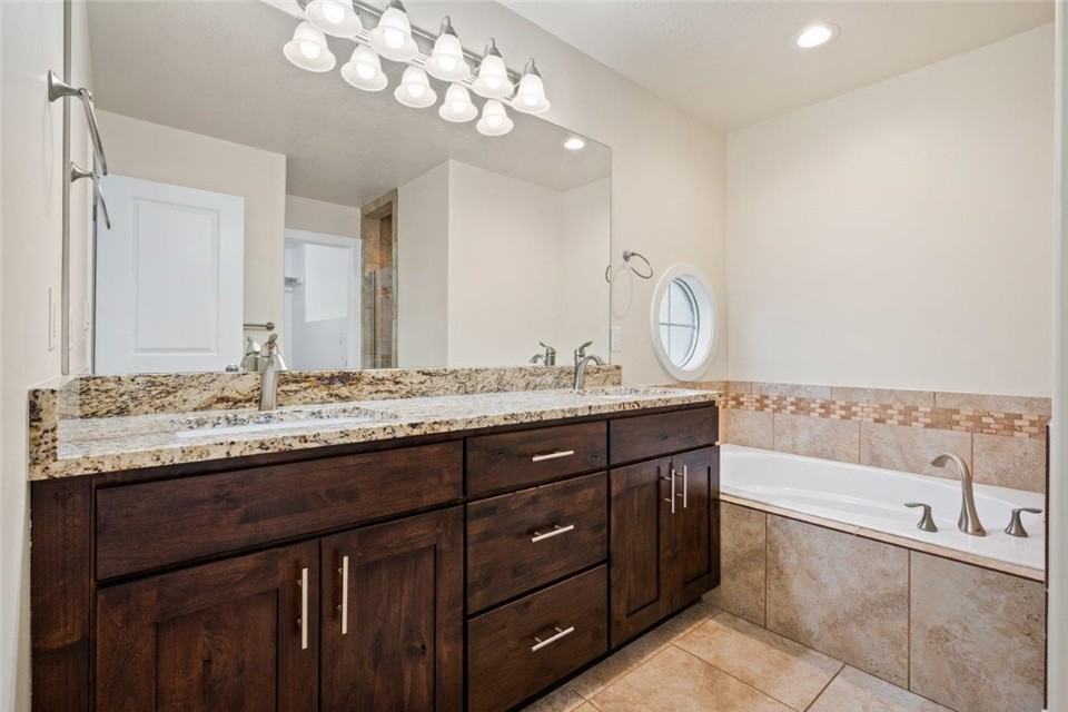 2085 W Crescent Row - Photo 5 of 15