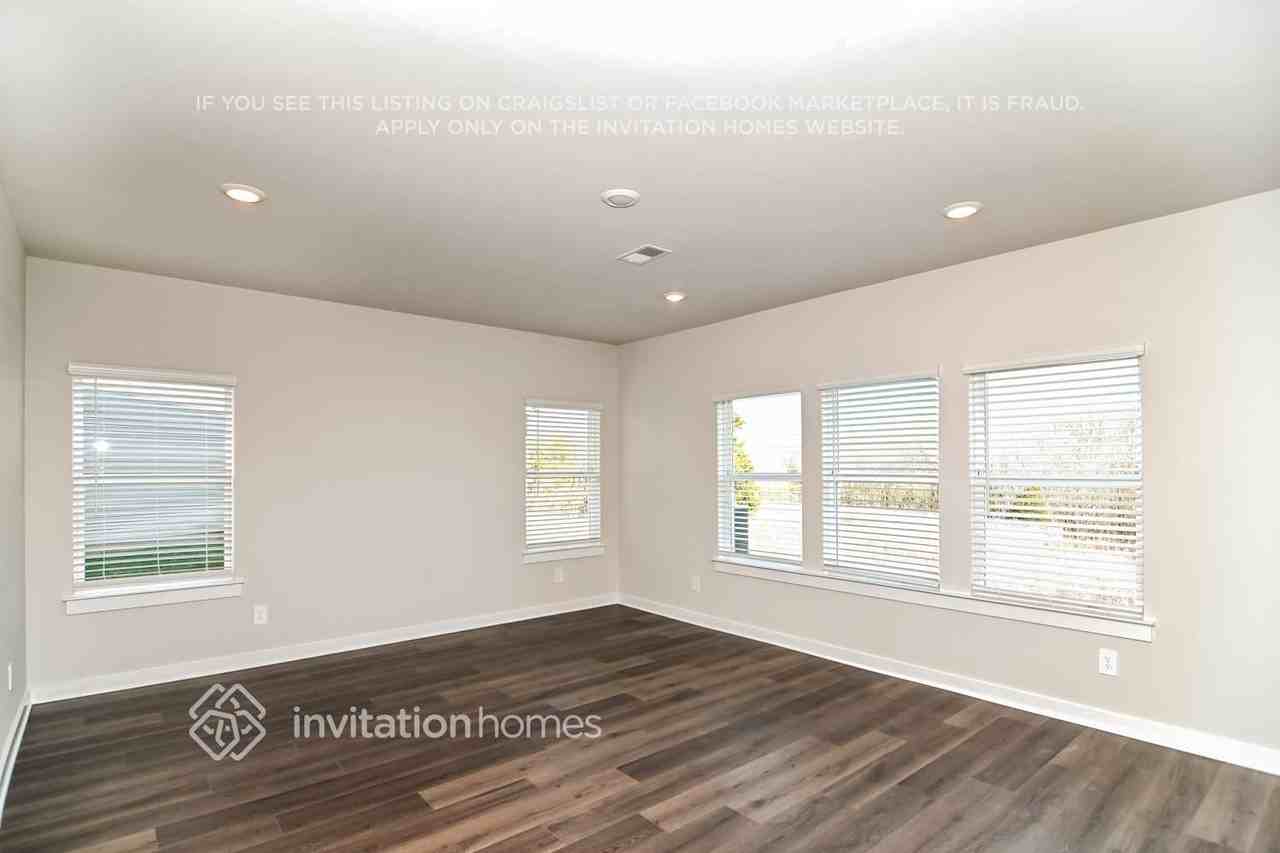 1180 Bluffton Cir - Photo 5 of 22