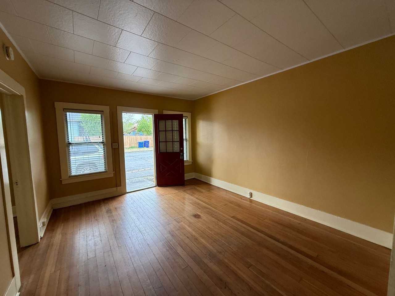 306 Nw Harriman St #6 - Photo 2 of 15