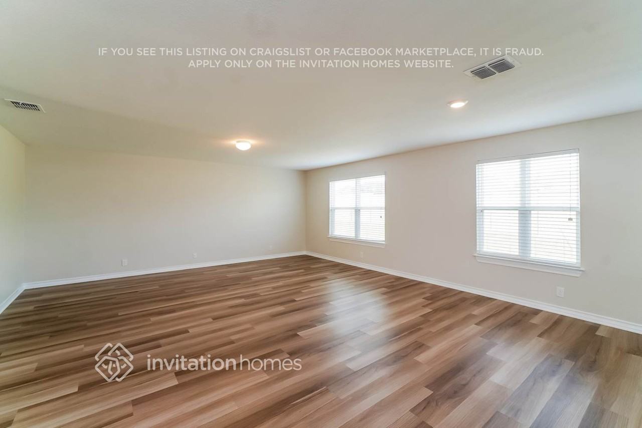 8907 Taylor Grv - Photo 3 of 16