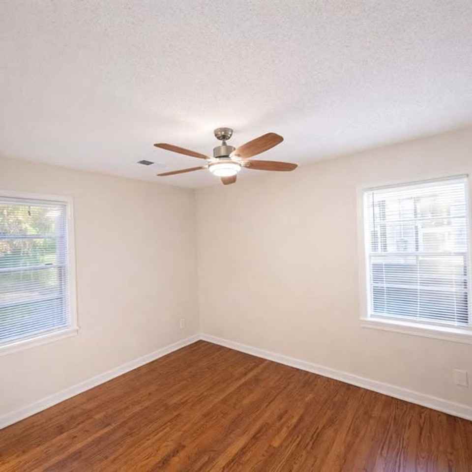 842 Brower St - Photo 3 of 7