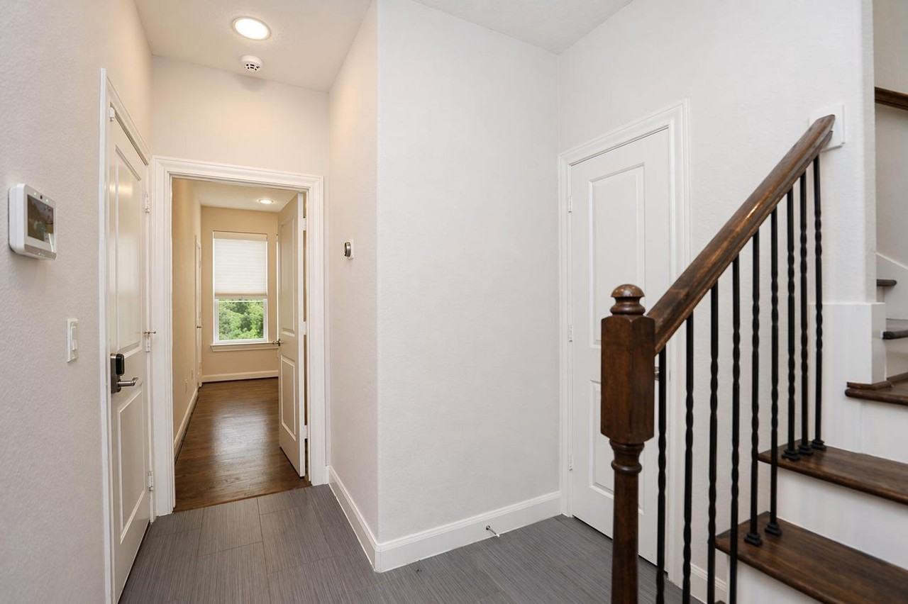 2212 Stuart St - Photo 7 of 44