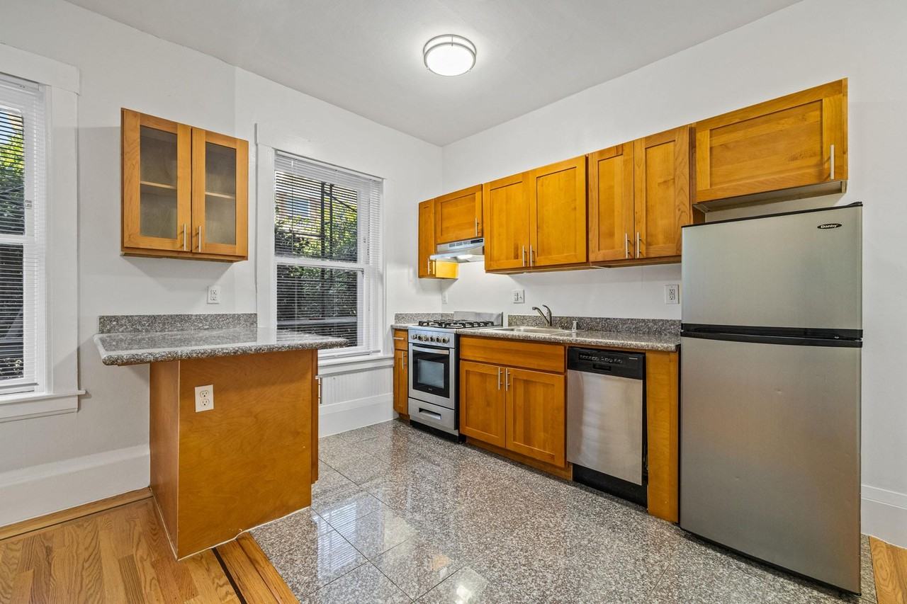 825 Post - Photo 2 of 17