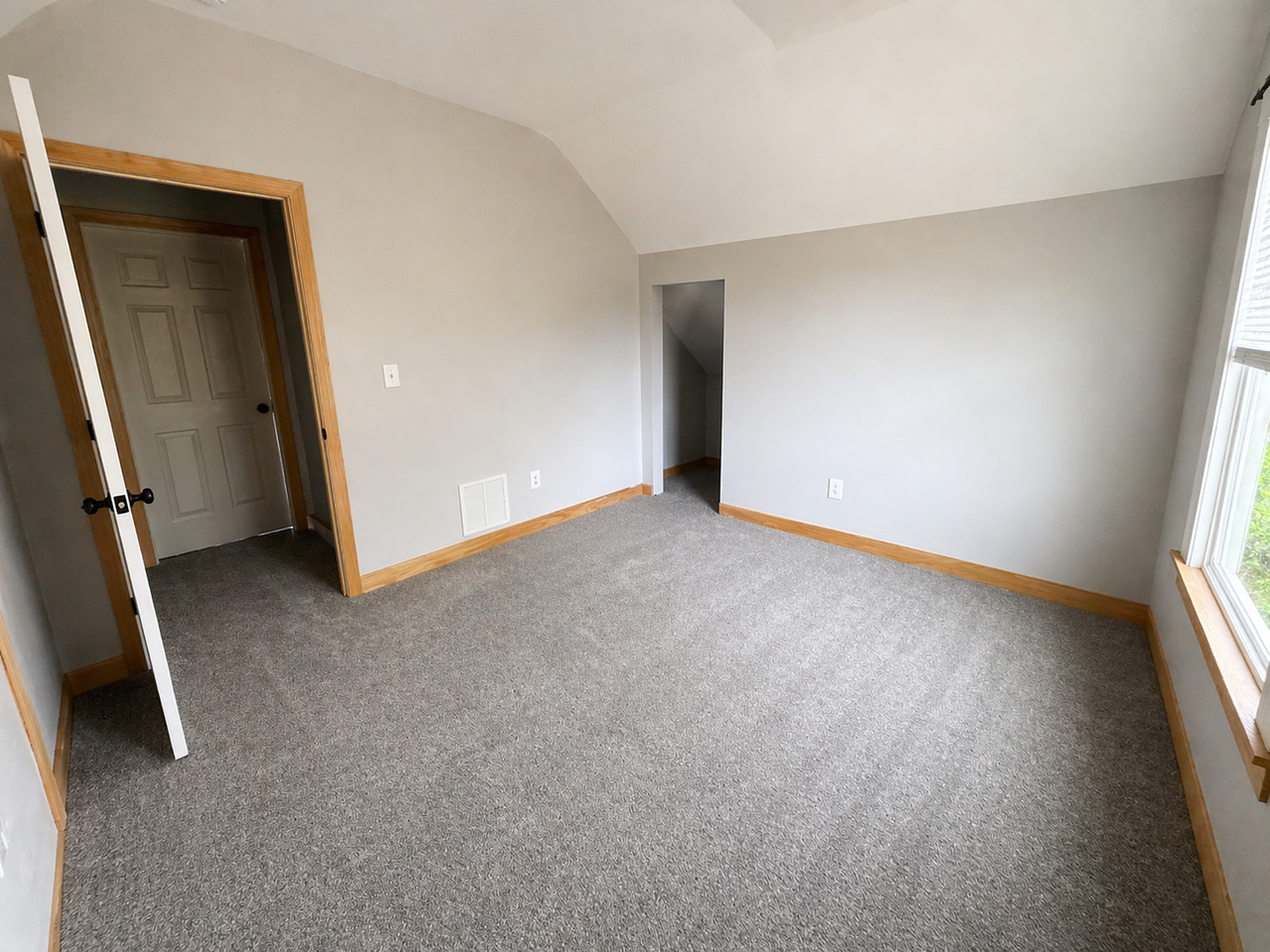 378 Hawkes Ave - Photo 6 of 9