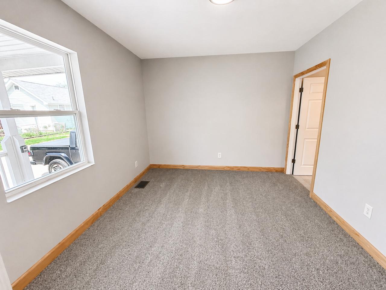 378 Hawkes Ave - Photo 7 of 9