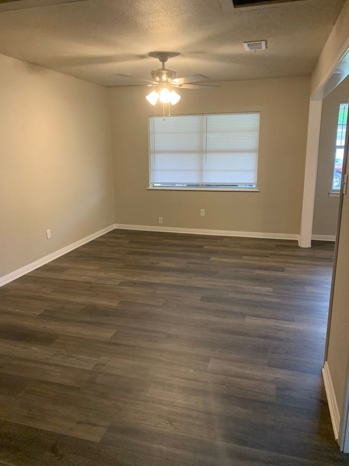 202 S Barbara St - Photo 3 of 10