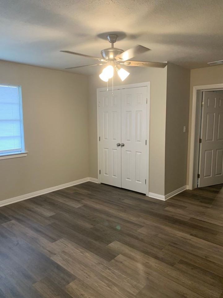 202 S Barbara St - Photo 4 of 10